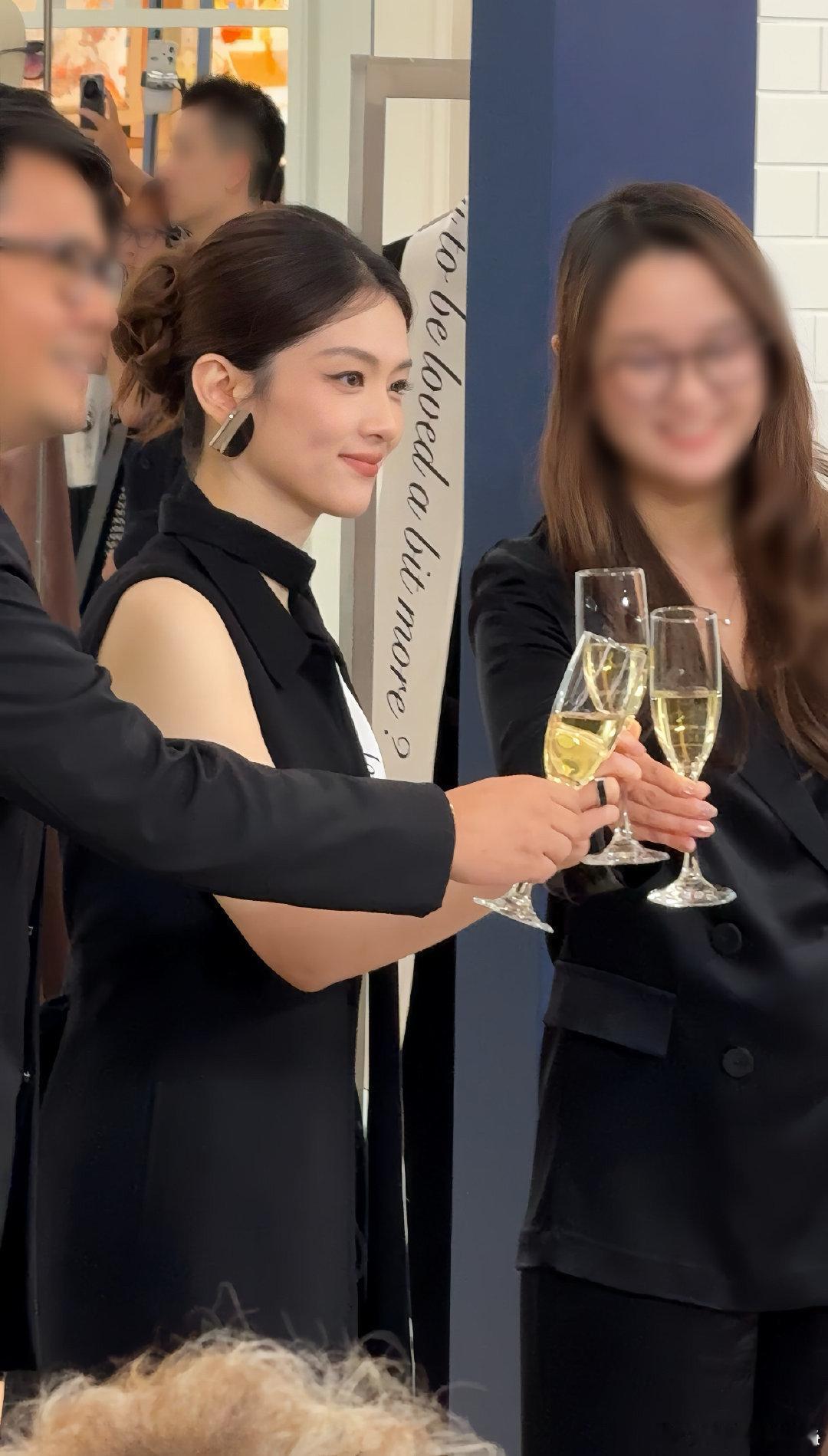 陈昊宇生图好能打线下镜头最考验颜值功底，陈昊宇交出很不错的答卷。不用厚重修饰，