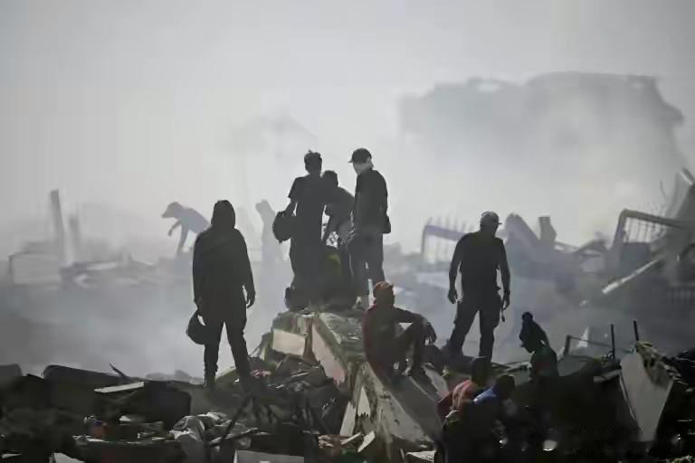 委内瑞拉那场地震死了快一千五百人，还有七万多个人在废墟底下压着没出来。临时总统罗