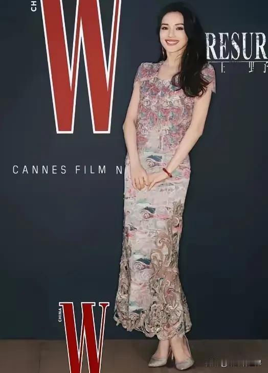 就因为舒淇穿了一件花裙子，女人们居然吵上天了[捂脸哭]女人一旦上了年纪，最好就