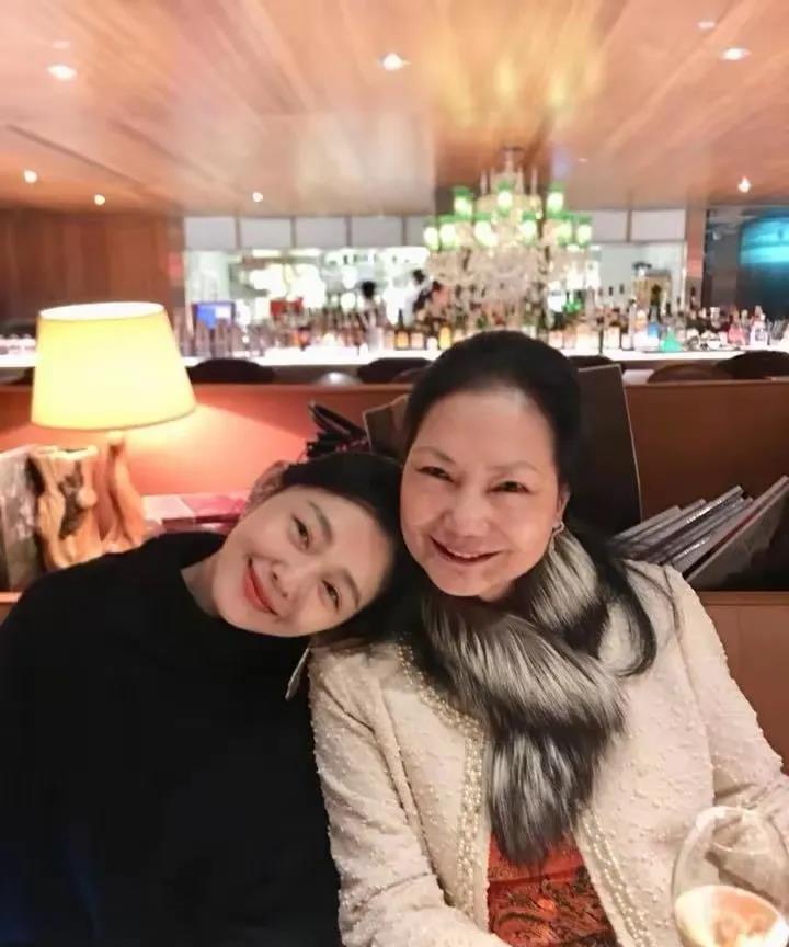 6月18日凌晨时分，大S的妈妈再度发文，哀求网友放过她们全家，莫要再进行网暴了！