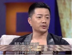 ☁1992年，19岁的段奕宏孤身去北京考试。在火车上时，人贩子盯上他，趁他