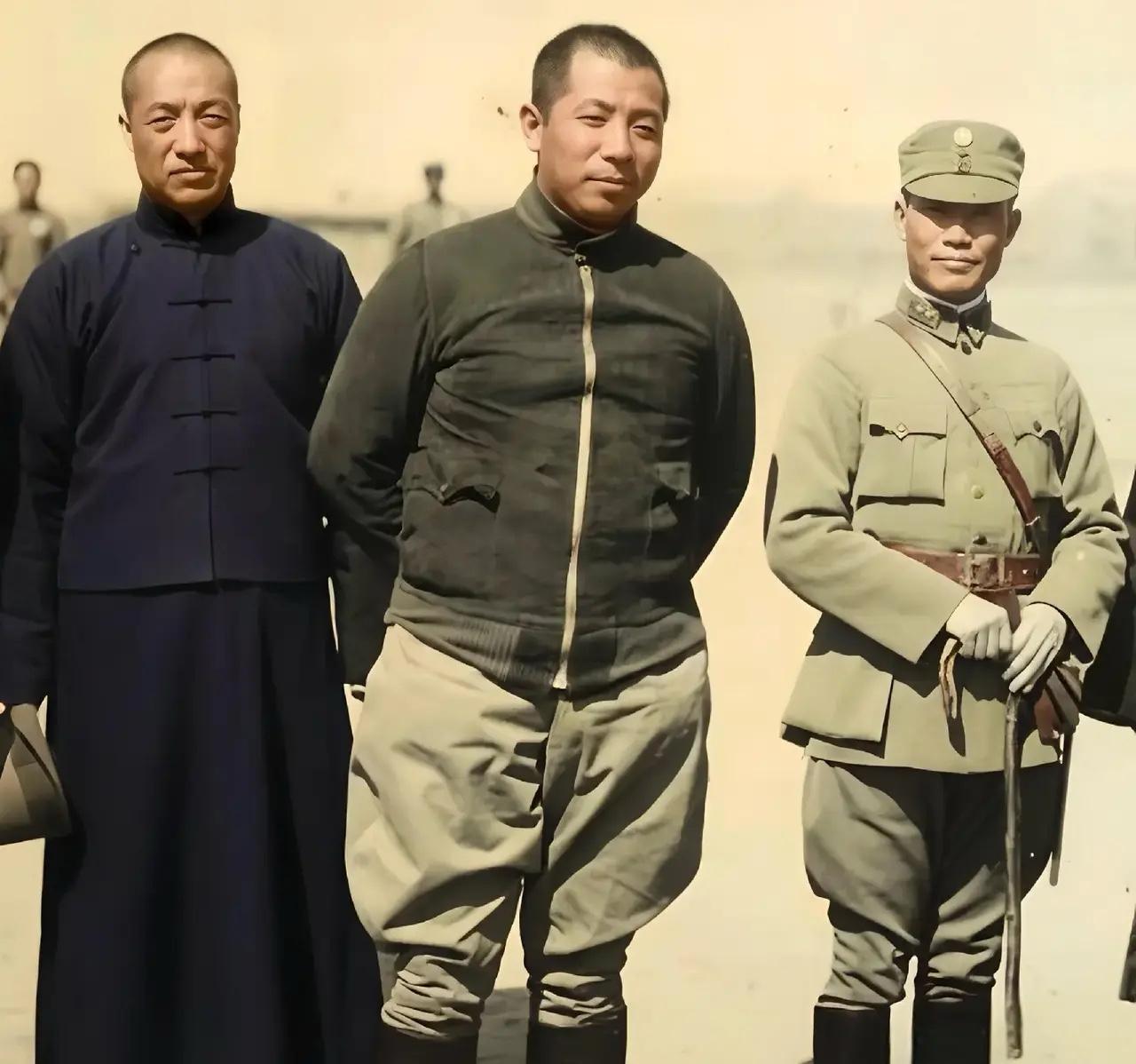 1935年，张学良、陈诚、徐永昌三人在陕西潼关的一张留影，当时张学良的东北军刚刚