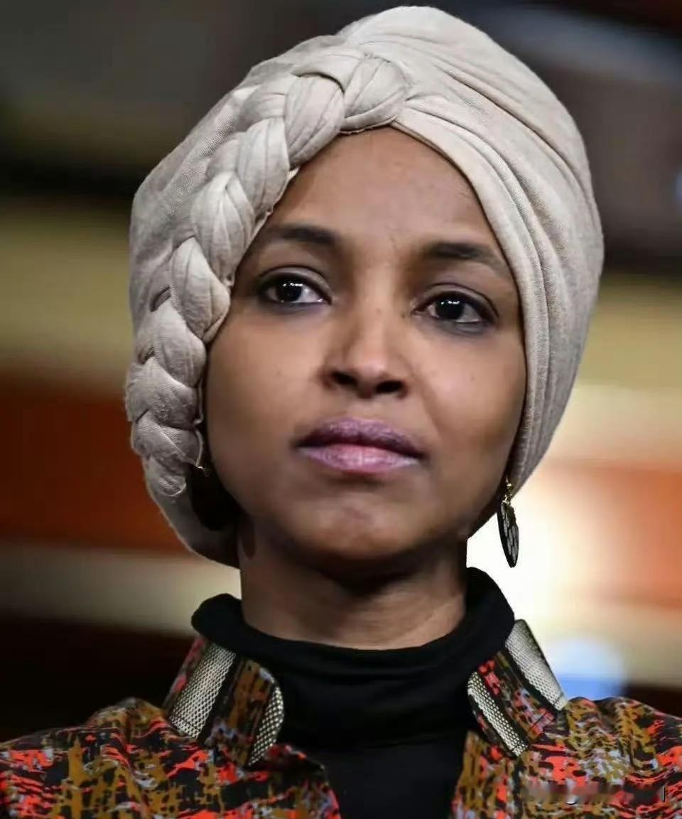 【她到底是不是美国人？】特朗普发了个视频，说她的美国公民身份，可能根本就不存在