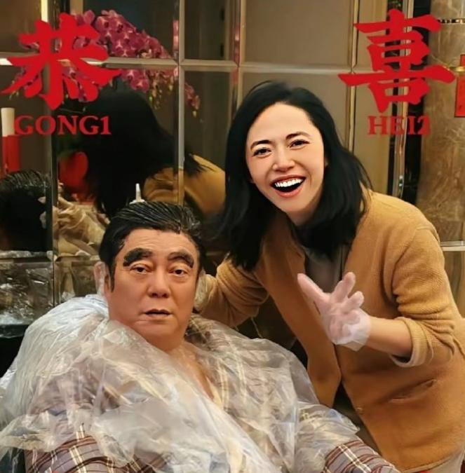 论搞亲爹，还得是姚晨啊她给给她爸染头发，连眉毛都不放过，整的跟如来佛祖似得，可