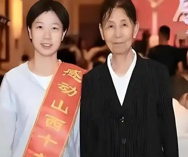 1994年，太原1女婴因手臂残疾被抛弃，58岁拾荒妇人见其可怜，把她捡回家用面糊