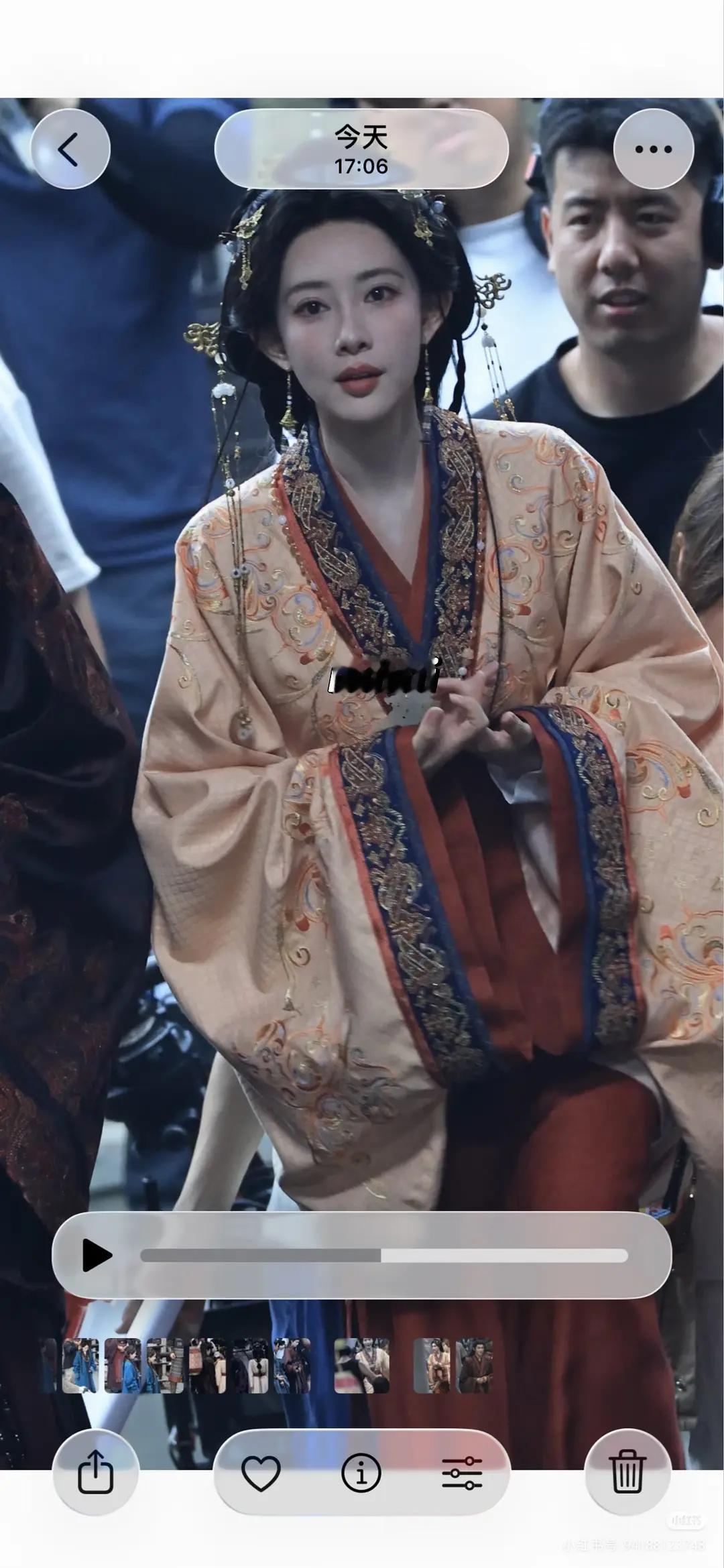 感觉孟子义这个造型有点怪，最近是不是熬夜了，状态有点差，发际线也怪怪的，这个造型