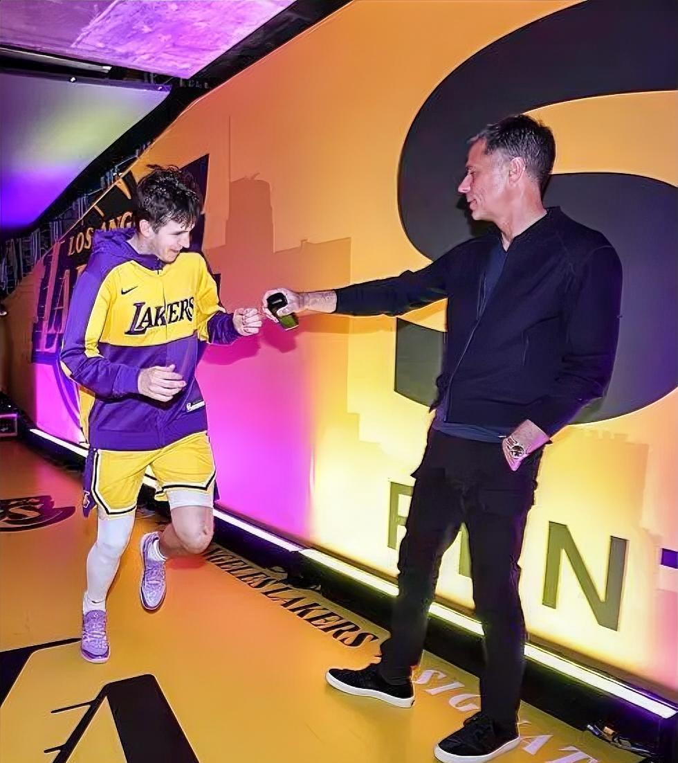 湖人对里夫斯的重视藏都藏不住！从选秀时就笃定他能赢球，绝杀后的专属纪念更是诚意拉