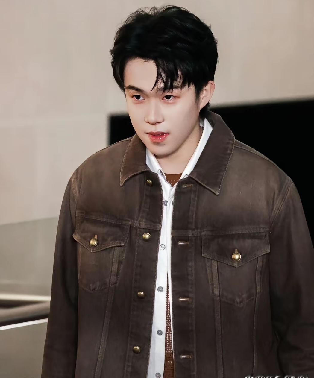 王楚钦这次亮相，彻底撕掉了“运动员不懂时尚”的标签。LV活动现场，他站在一群明