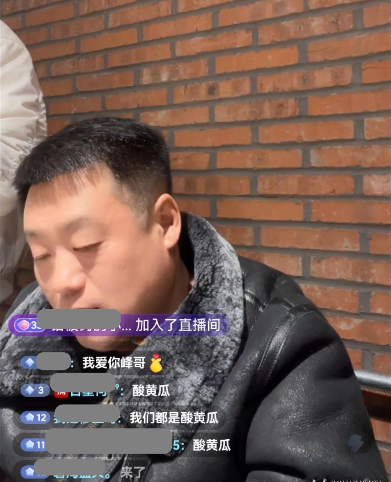 赵本山弟子直播被骂停，一个“酸黄瓜”梗，炸出了多少人的嫉妒心。宋晓峰直播间，弹