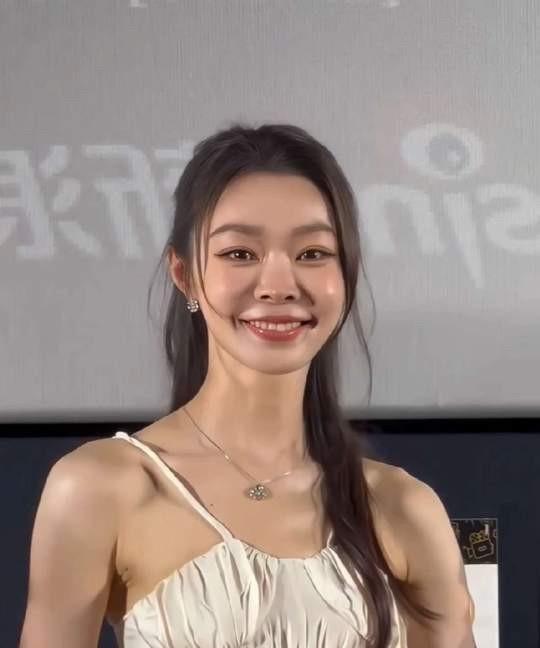真的不至于，为了一个男的做到这份上没必要。甜美的长相和凹凸有致的身材不搭，缺少高