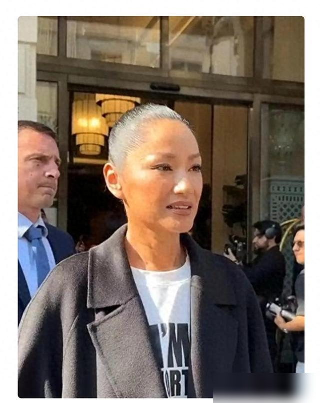 瞿颖在清迈，直接把白头发怼到镜头前了。54岁，不染，不藏，脸上褶子一条没修。晒得黢黑，穿着大背心，咧