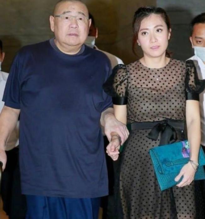 75岁刘銮雄困于无菌室，百亿浮亏逼停甘比的寿宴祝福，前妻儿女凭什么拿走千亿帝国的