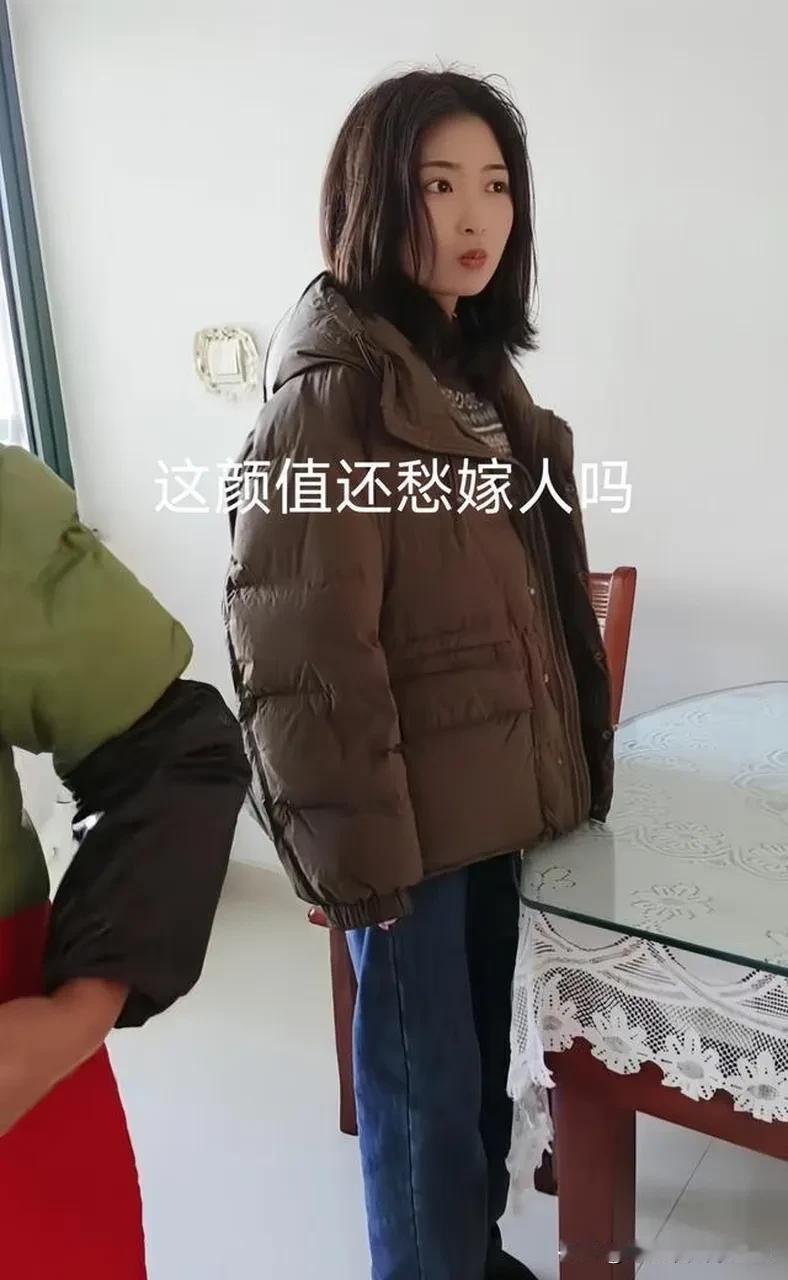 安徽一姑娘，长相普通，家里催婚去相亲。她烦得很，故意穿得土气：头发胡乱一扎，戴个