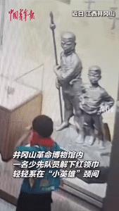 8月14日报道，江西，一男孩来到井冈山革命博物馆参观，突然他发现前方有两个小英雄