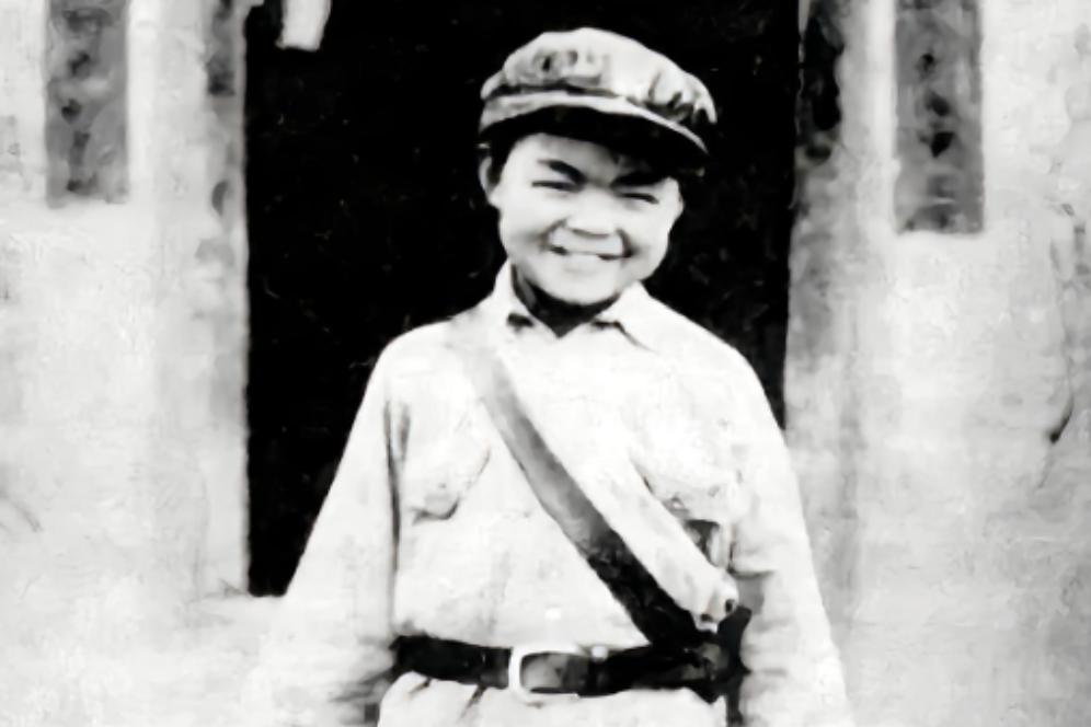 1955年全军授衔现场，一位年轻军官格外醒目。年仅29岁，被授予中校军衔，可履历