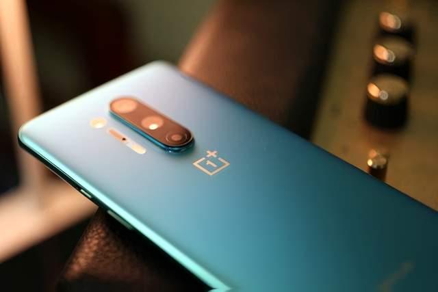 一加15，我先说点大实话。最大亮点：7300mAh电池，重量221g。算下来每