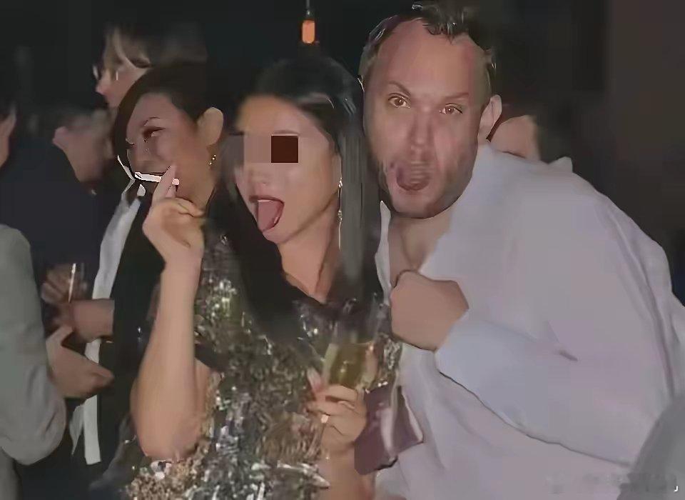 现在最不淡定的就是她老公了。面对国内老公，是端庄优雅，面对白人老外，是奔放不羁，