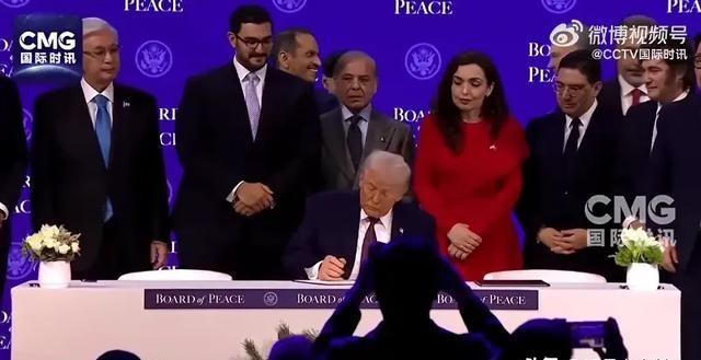 北京时间1月22日，美国总统特朗普表示，个人同意俄罗斯用美冻结资产缴纳加入“和平