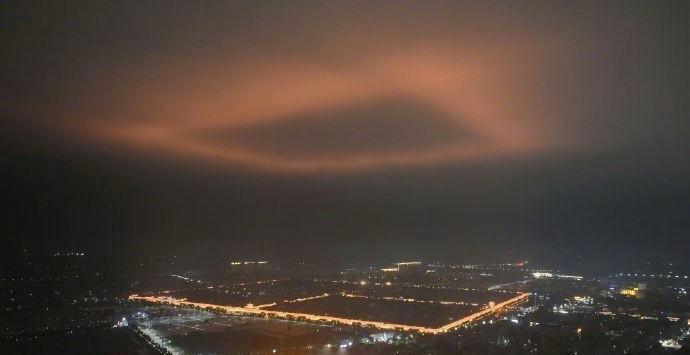 什么，你们管这叫暖夜灯柱现象？你说这叫质子入侵的宇宙级现象我都相信。这是前晚在河
