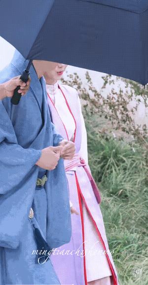 各拍各的剧，各自男女主同框，松韵这边和刘学义应该是去片场的路上，遇见了，就聊了两