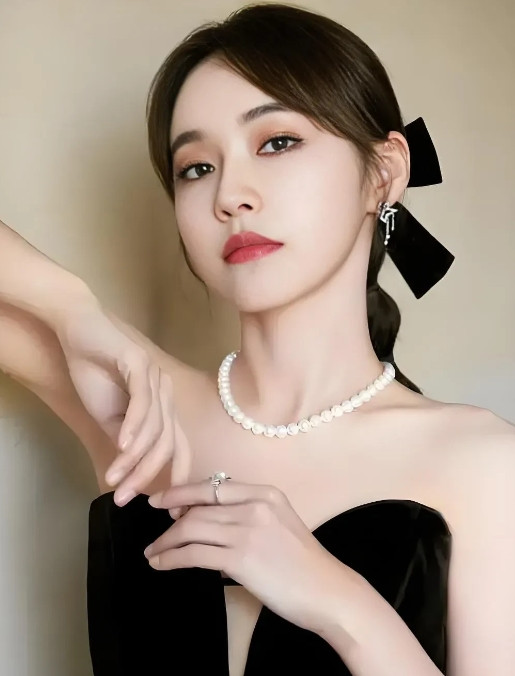 张佳宁，我敢说她这辈子都不会无戏可拍的，倒不是说她有个明星舅舅，也不是因为她
