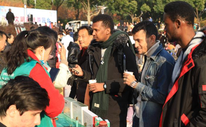 一位外国留学生直陈，在中国感受到“自上而下、系统性的崇洋媚外”——高知教授夸欧踩