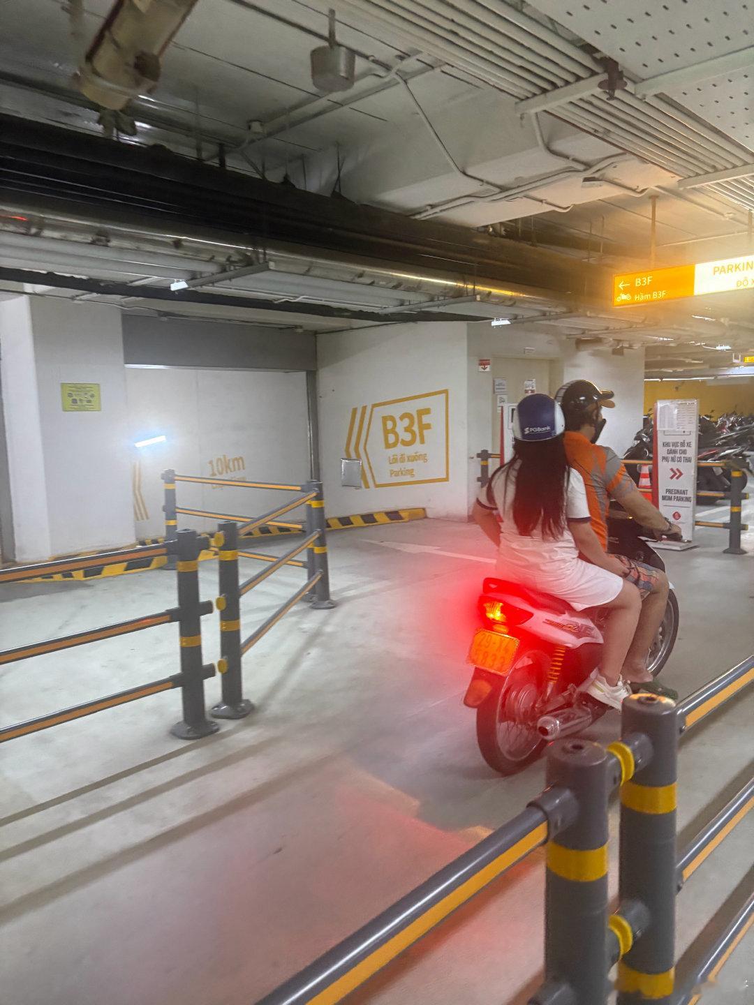 租了一台vinfast电动车(越南的top1电动品牌)，深度体验了越南制造和电动车停车收费系统。​