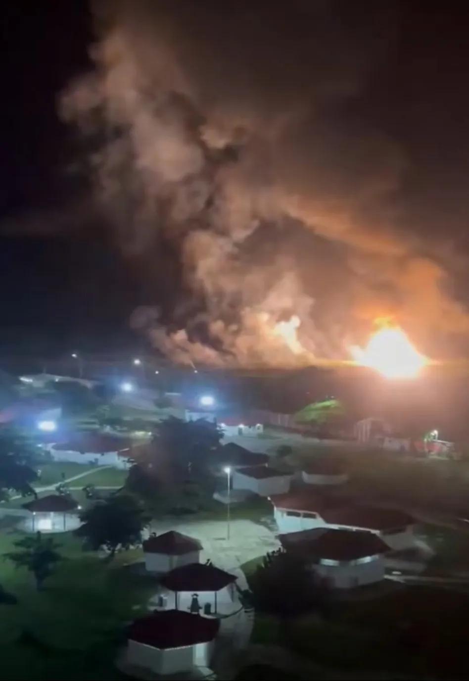 遭到美军空袭之后一直燃烧的委内瑞拉伊格罗特空军基地。美军空袭委内瑞拉的强度并不