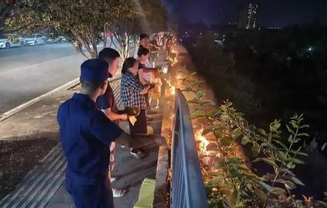 农历七月十五，中元节，民间也叫鬼节、七月半。这两天，好些人开始张罗着买纸钱、备供果，准备回老家祭祖扫