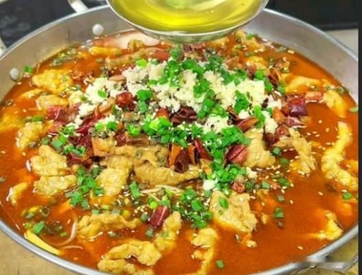 准备瘦肉切片，加盐、料酒、淀粉抓匀腌制10分钟。青菜焯水铺碗底。锅中倒油，