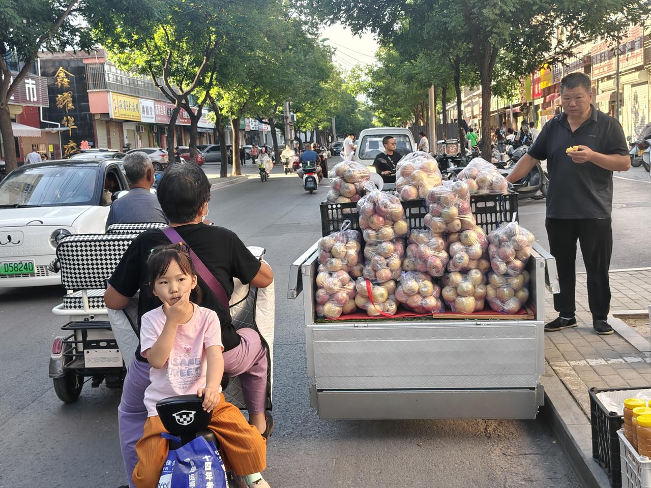 清晨，我跑步🏃🏻‍♀️回来，在运城盐湖西街，发现一位中年男子用喇叭在喊:刚从