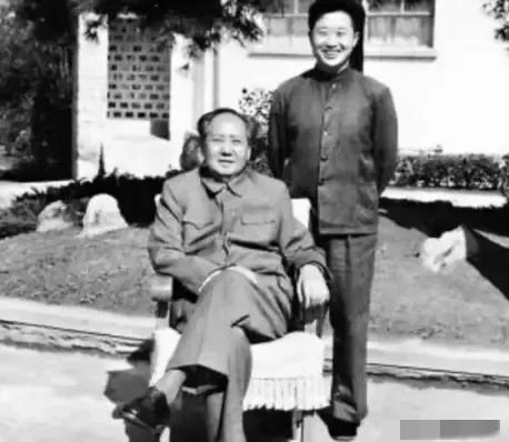 1976年9月8日，毛主席病危，他吃力地握笔写下三道横杠，又敲了三下木床，陪护人