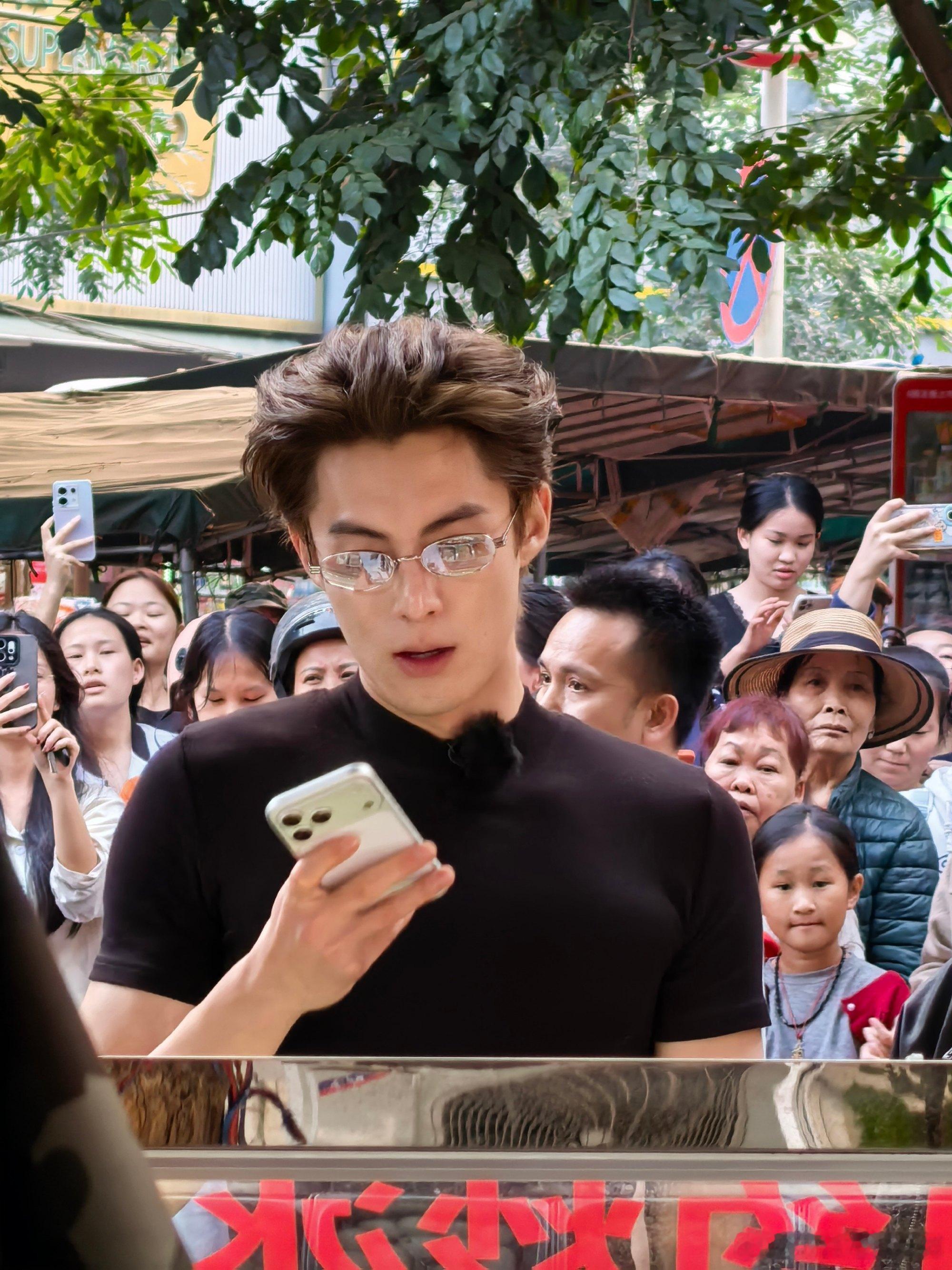 王鹤棣背头届最严厉的父亲救命王鹤棣这波造型太绝了！大背头一梳气场拉满，黑T配