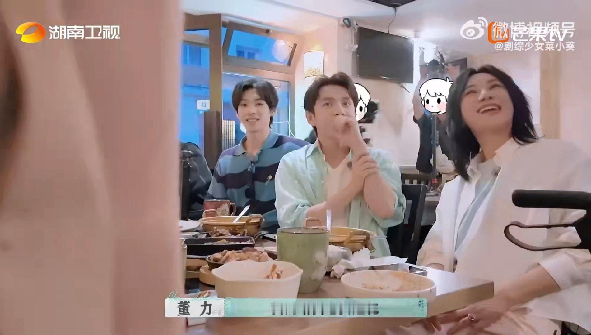 董力来接阿诺下班董力这波突然袭击太绝了！阿诺害羞的样子，甜到我心坎里了​​​