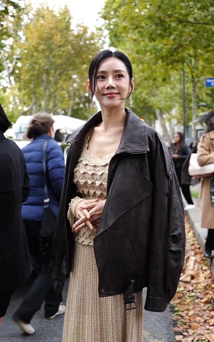 秋瓷炫怎么一下老了这么多，没有美颜，差别太大了！秋瓷炫现身巴黎时装周，一件长裙
