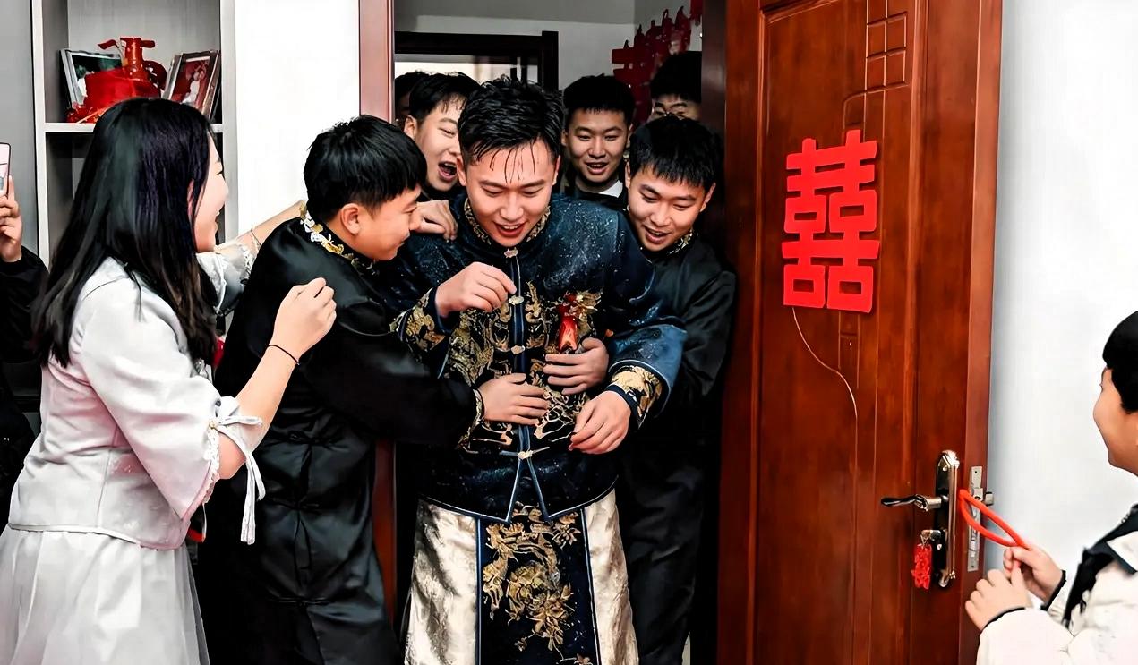 男子去接亲，红包塞完了还不开门，于是他冲里面大喊：“傻媳妇，塞的都是咱家的钱，把