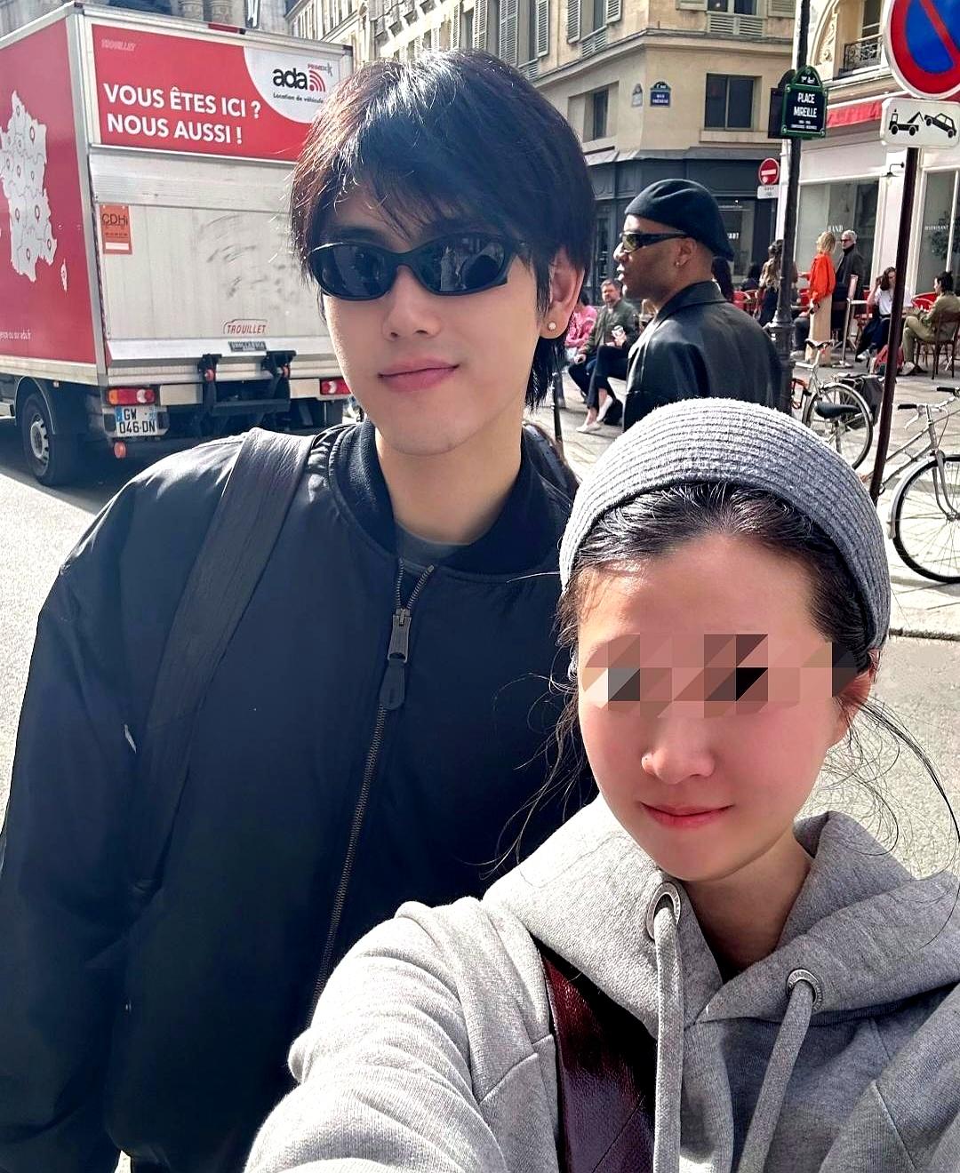 刚走完巴黎高定秀的陈飞宇，转头扎进了川味麻辣烫馆。他穿那件被网友误认破洞的B