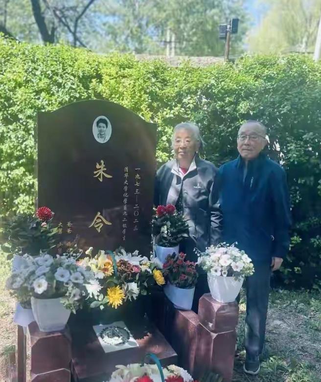 朱令与吴今，年迈的吴承之与相伴一生的老伴朱明新，一同来到墓园，祭拜先后离世的两