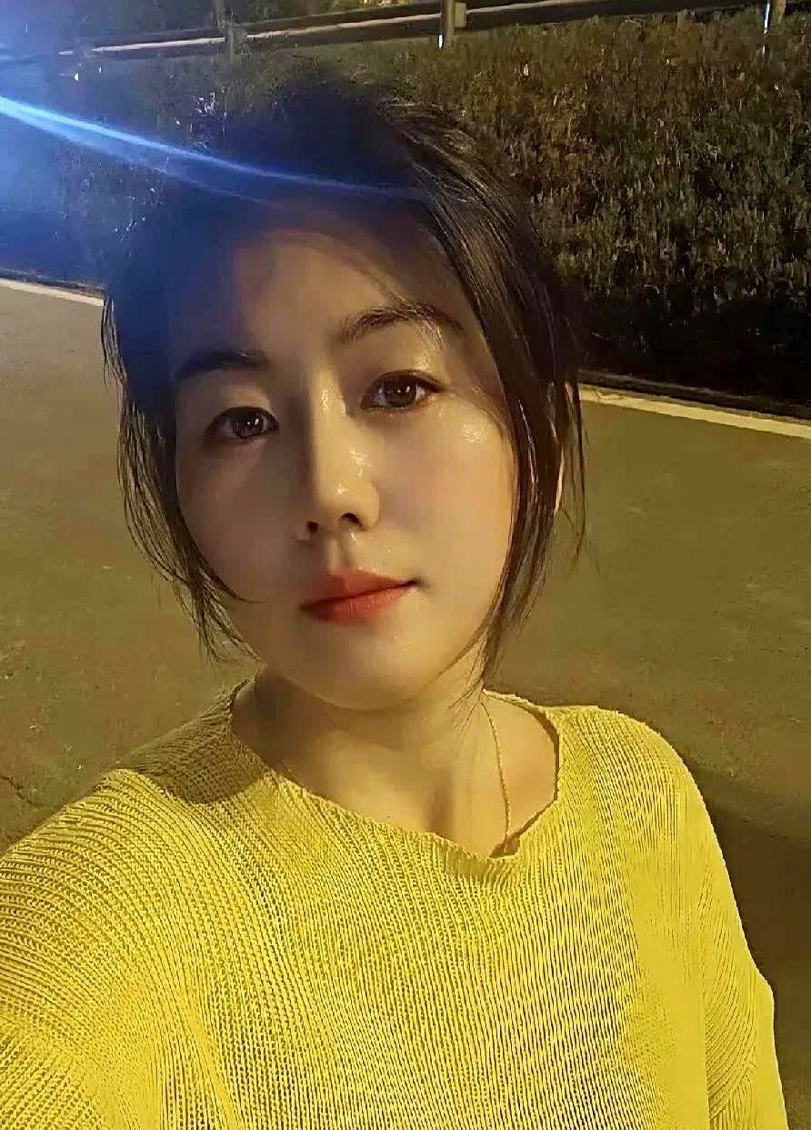 两级反转！女子离婚时有多嚣张，想复婚时就有多卑微。当初这姐们离婚那叫一个