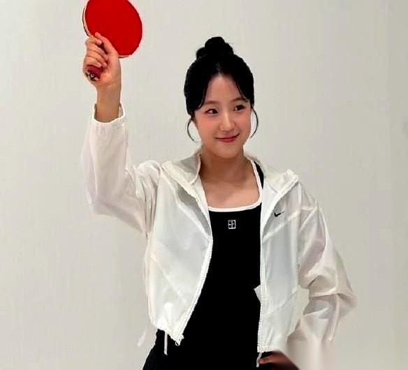 那个04年的韩国乒乓球手，申裕斌，你看她赛后采访的镜头，会觉得这就是个邻居家扎着