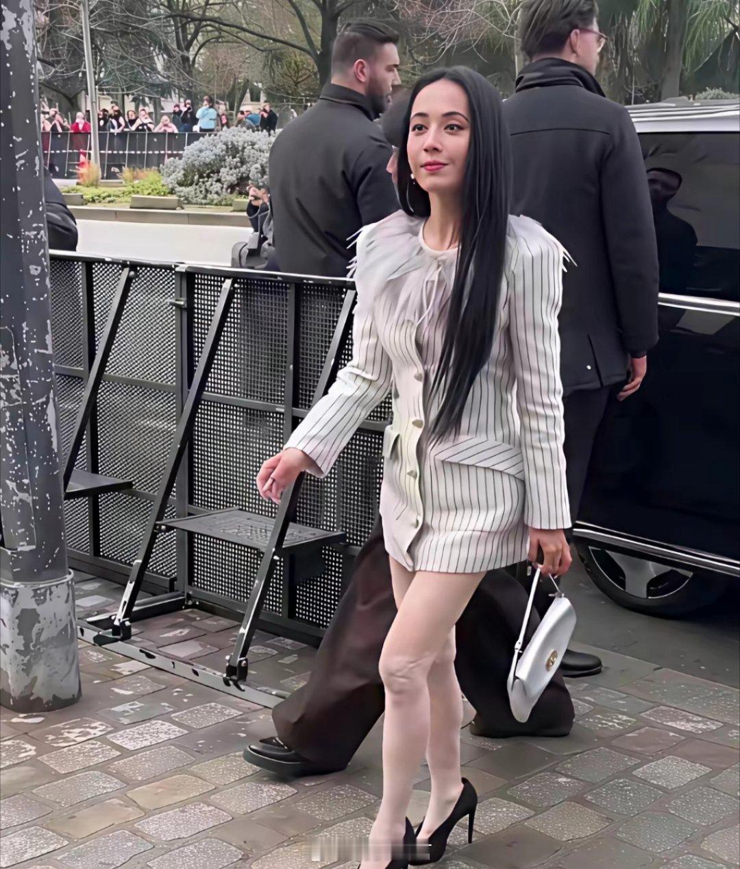 商场逛街偶遇一线天后明星，年近50状态还这么好。