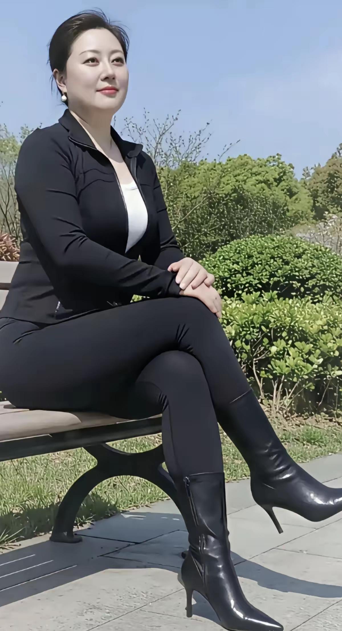 天净沙.趁兴留影朱颜恰遇芳龄，休论体态娉婷，且把韶华记省。莫辜负这，快