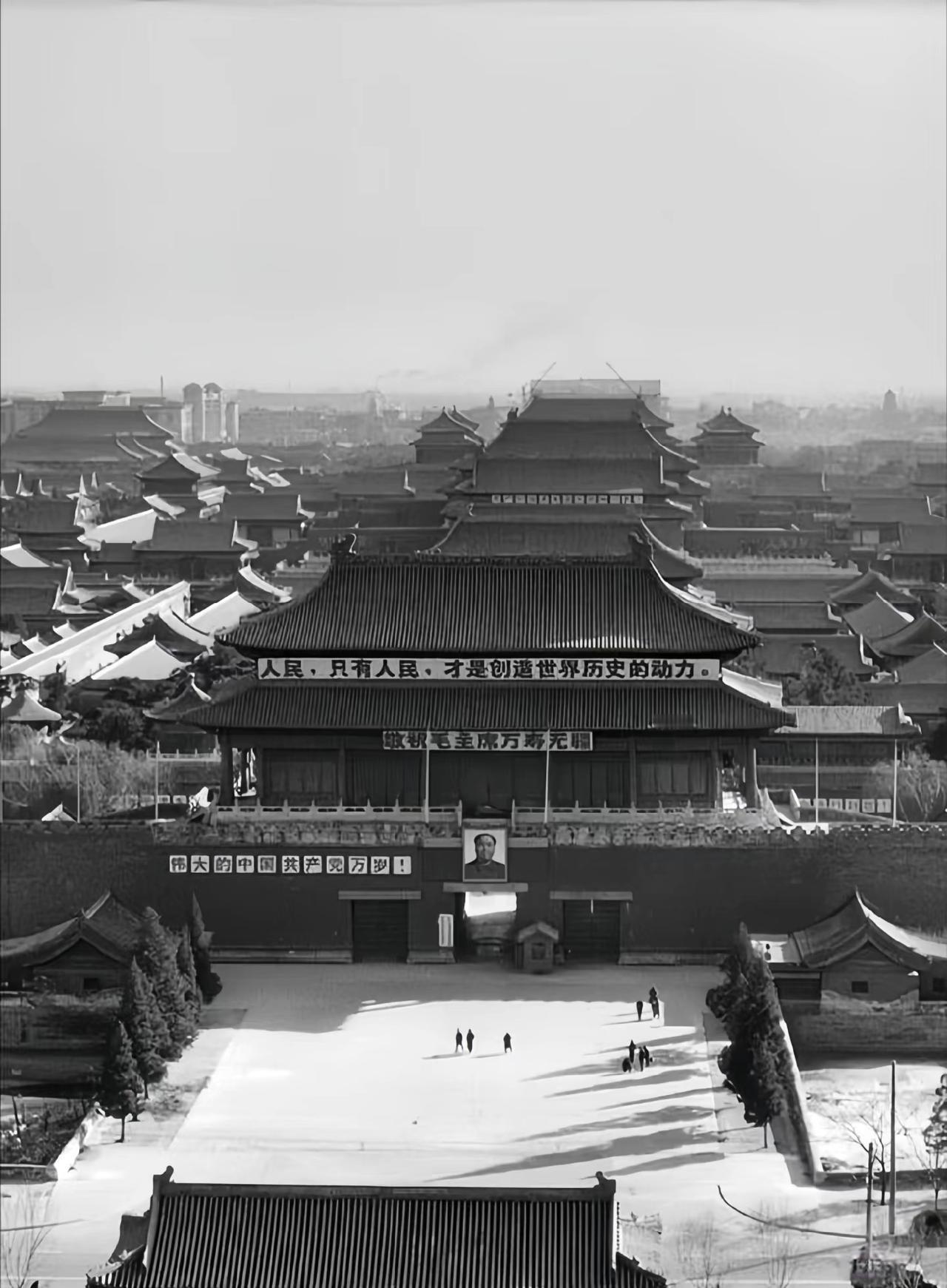 这是1970年的故宫，在那个特殊时期，故宫受到了比较严格的保护。1970年故宫