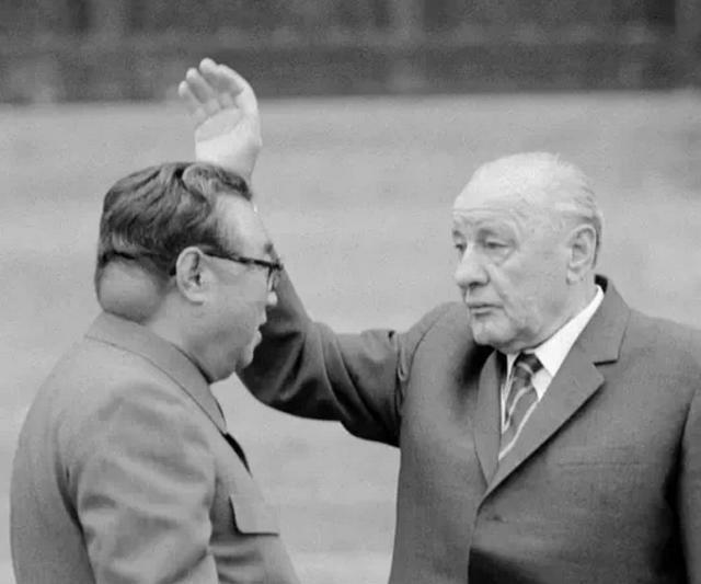 1970年代。金日成颈部右侧长了一个大肿瘤。因为该肿瘤位置特殊，手术危险性极大，