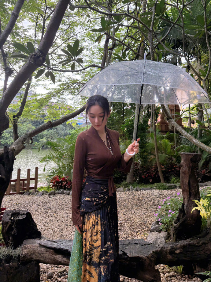 张馨予西双版纳每天暴走一万步，景美人更美！