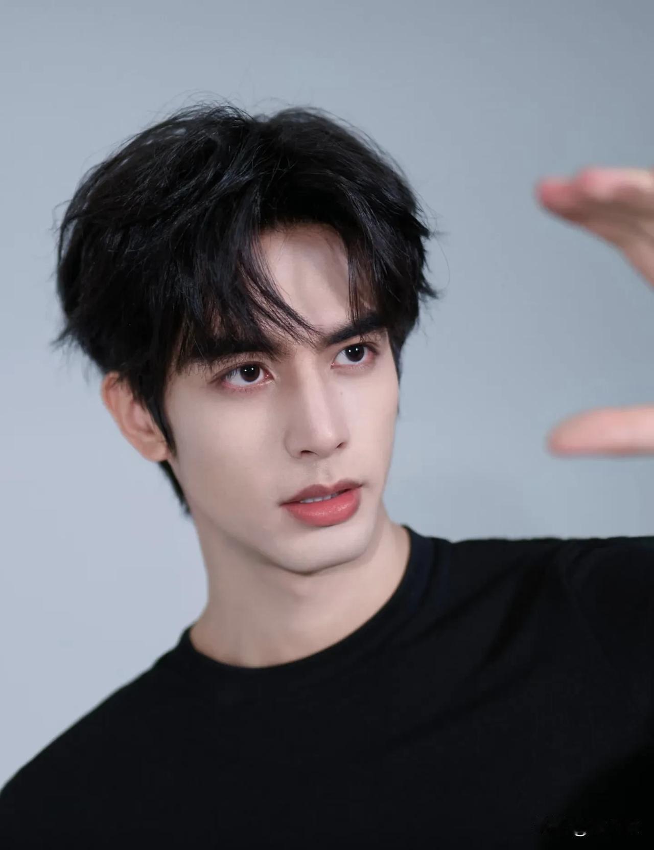 宋威龙的性格温和爱撒娇，但其实很有自己的想法，很坚韧，绝对不是讨好型人格。恰