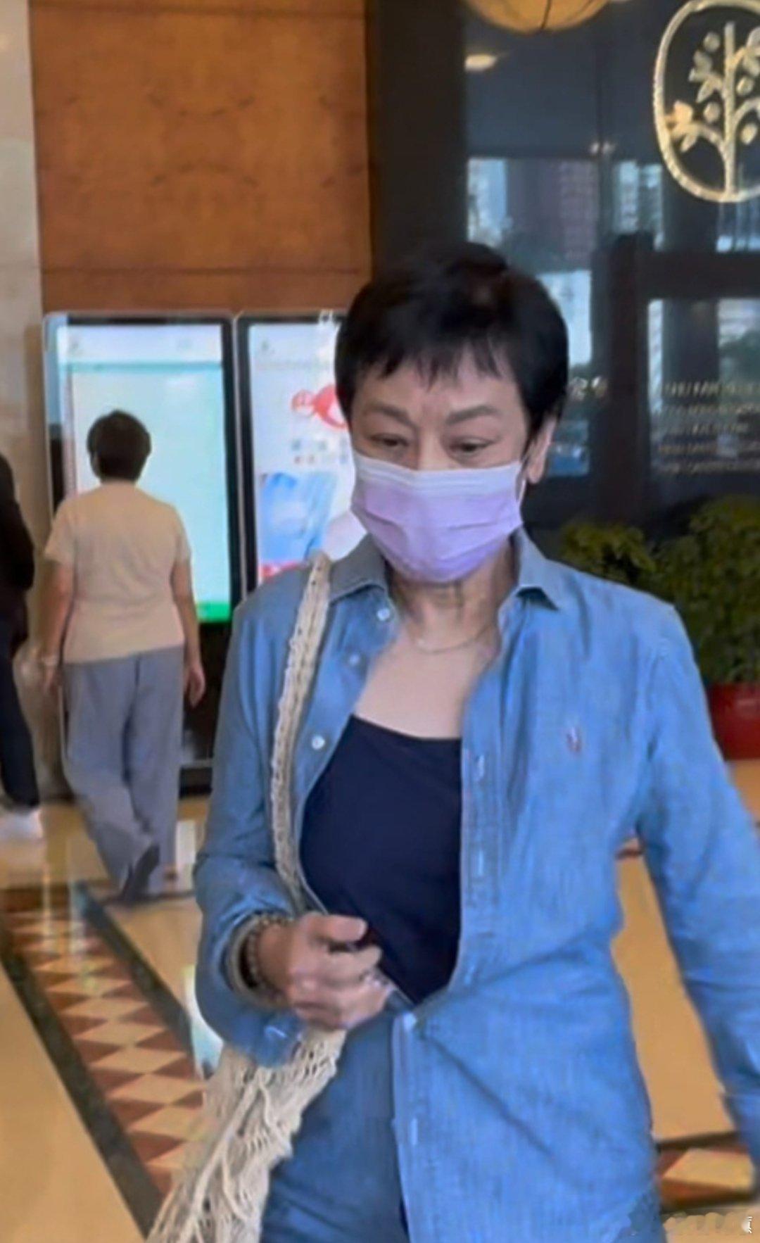 著名导演徐克探望病重的前妻施南生，林青霞、张艾嘉等人也急赴医院看望，施南生上次露
