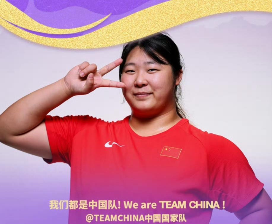 18岁，生理期，右肩刚拉伤，第一枪，71米74。女子标枪整部历史里，能投过70米的不到一只手。而她距