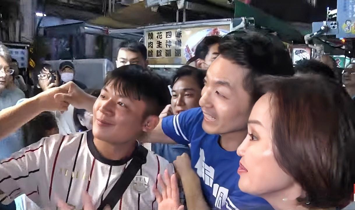 蒋万安合体柯志恩逛六合夜市　大批支持者挤爆现场台北市长蒋万安今天（19日）下