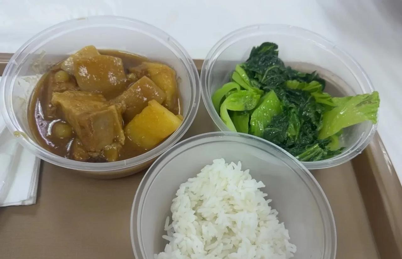 #我的早餐日记#咖喱土豆猪肉，青菜，现在早餐爱上吃饭了